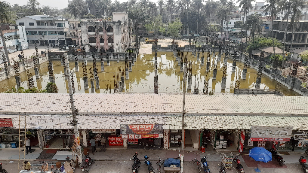 পৌরসভার জায়গা দখল, ৫ বছর ধরে বন্ধ ৪৫ কোটি টাকার সুপার মার্কেট নির্মাণকাজ