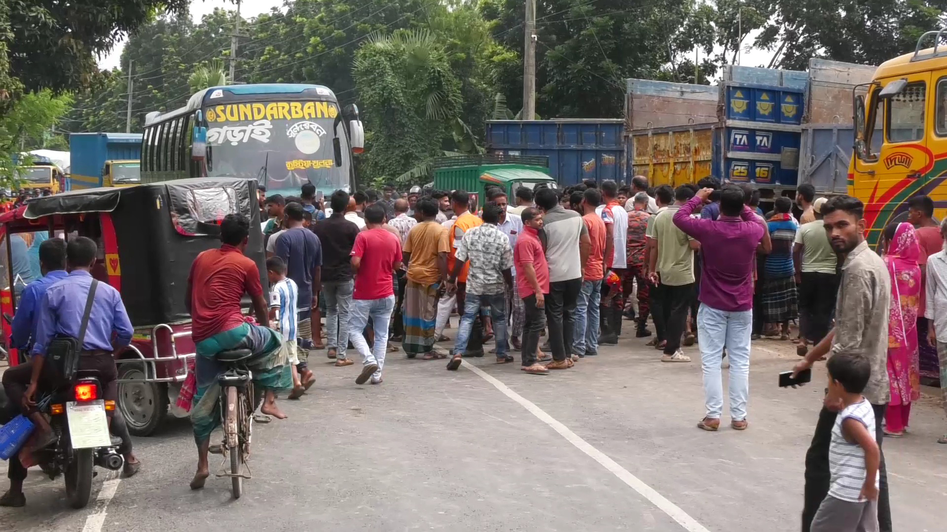 ঝিনাইদহে বাসচাপায় নারী নিহত, সেনাসদস্য স্বামী গুরুতর আহত