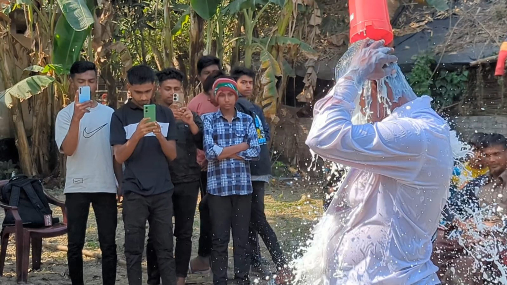 ঝিনাইদহে বিচ্ছেদের পর গলায় স্ত্রীর ছবি ঝুলিয়ে দুধ দিয়ে গোসল