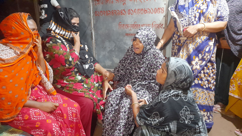 ঝিনাইদহে স্বামীর ফার্নিচার কারখানা থেকে স্ত্রীর লাশ উদ্ধার