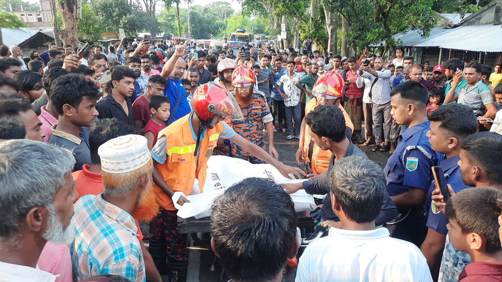 ঝিনাইদহে ঈদের কেনাকাটা করতে বেরিয়ে ট্রাকচাপায় একই পরিবারের ৩ জন নিহত
