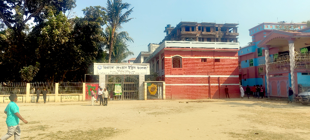 দুপুরেই ফাঁকা সাভারের ২ ভোটকেন্দ্র, গল্প করে সময় পার নির্বাচনী কর্মকর্তাদের