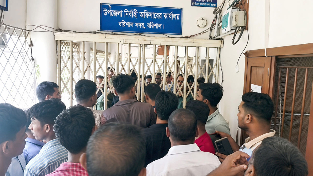বরিশালে ছাত্রদলের বিক্ষোভ, ইউএনওকে অবরুদ্ধ