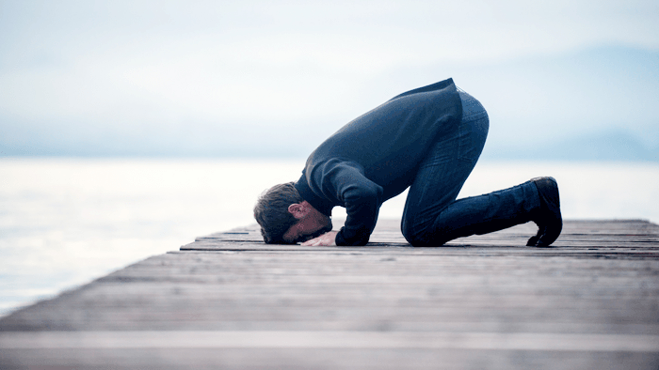 নামাজে পা নাড়াচাড়া করলে কি নামাজ ভেঙে যায়?