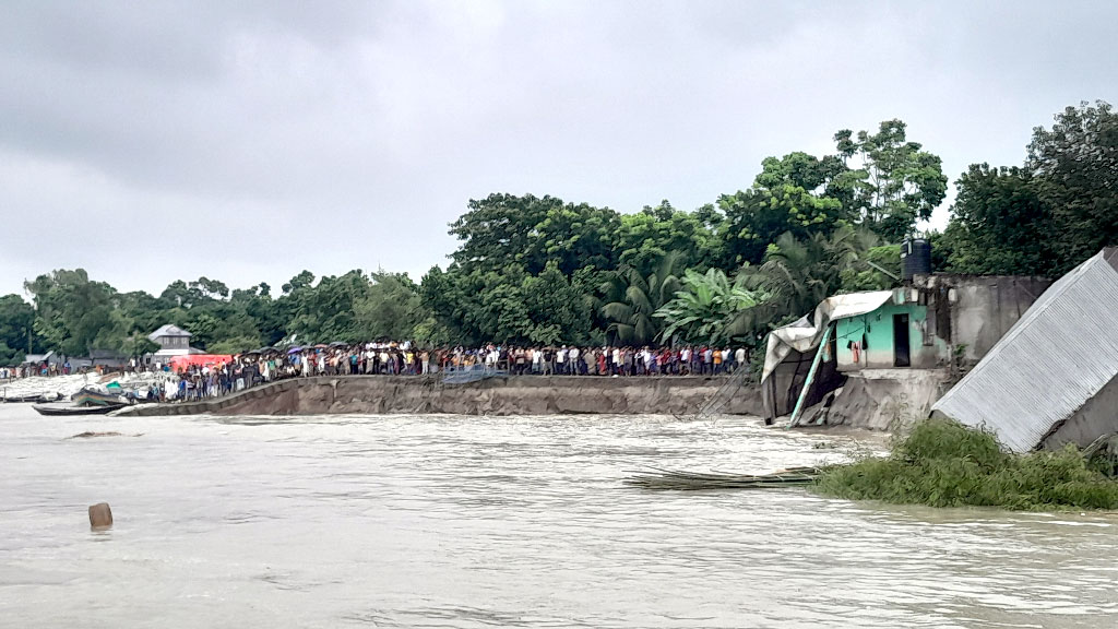 পদ্মা সেতু রক্ষা বাঁধে হঠাৎ ভাঙন, আতঙ্কে পাড়ের মানুষ