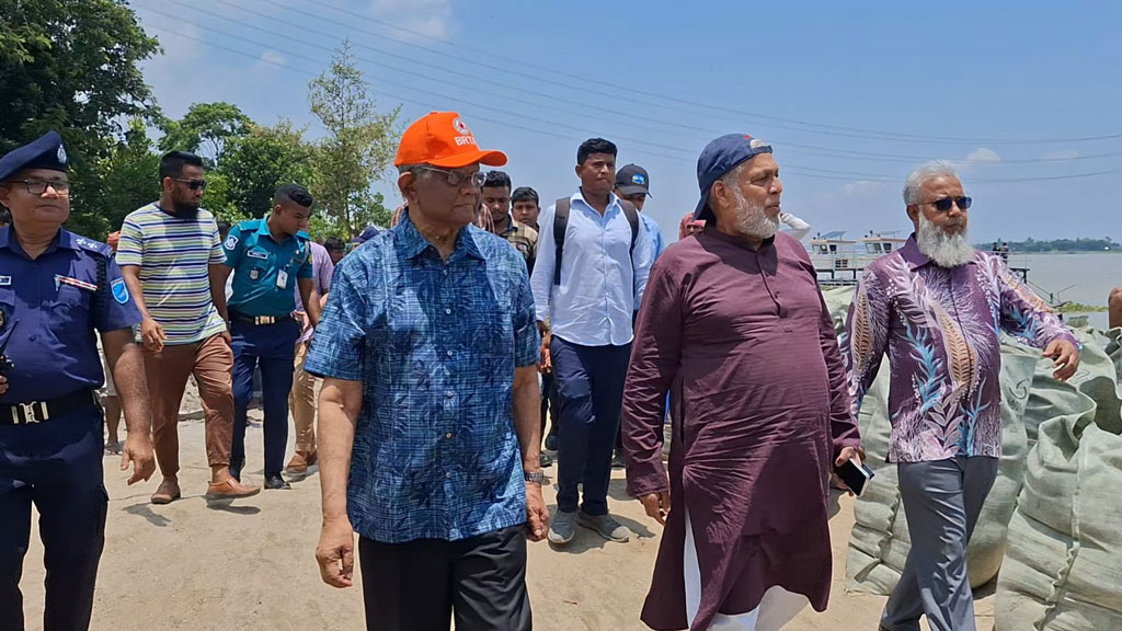 শরীয়তপুরে পদ্মা সেতু রক্ষা বাঁধে ধস, ভাঙনের মুখে বসতঘর