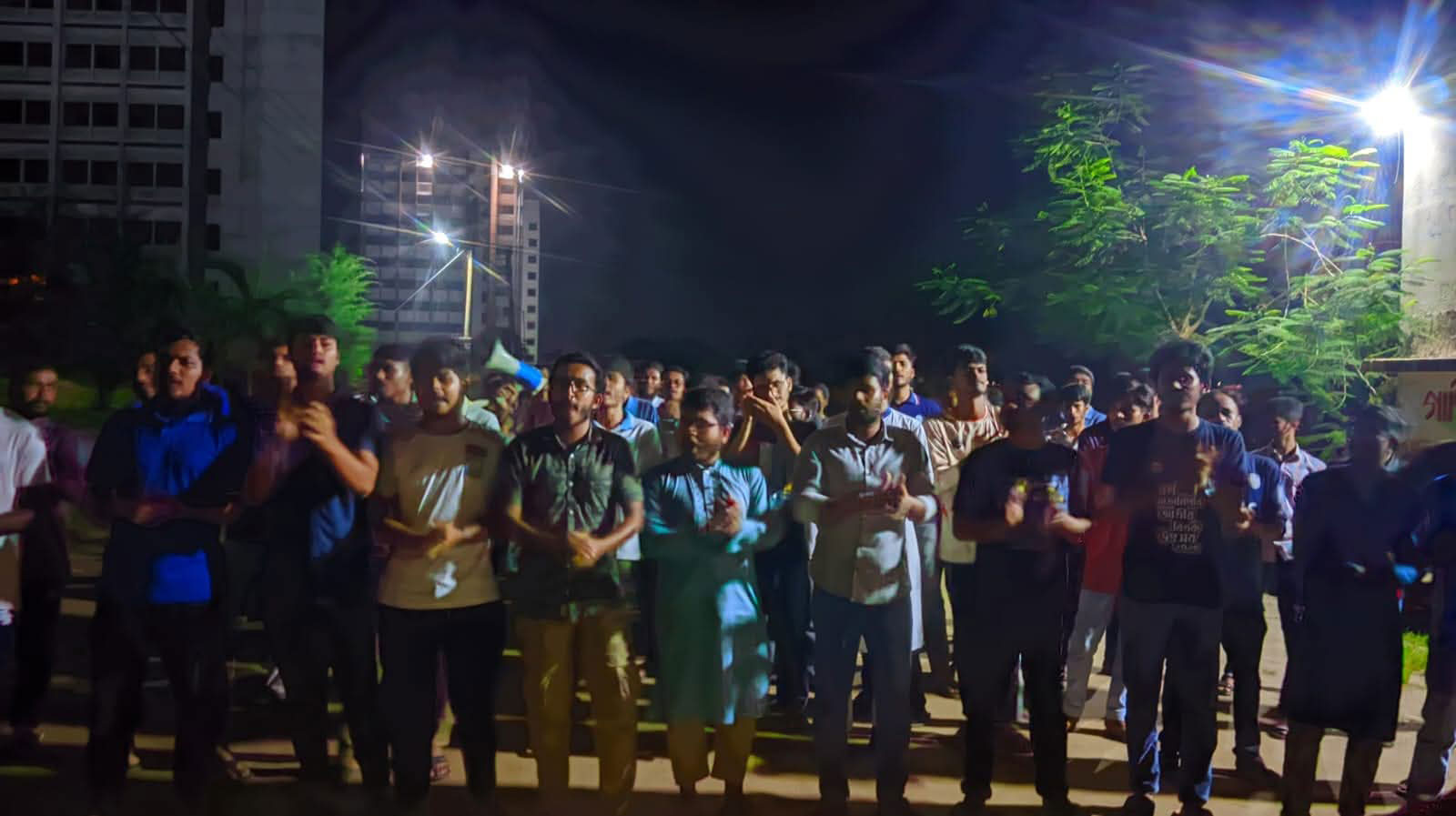 মিটফোর্ডে নৃশংস হত্যাকাণ্ডের বিচার দাবিতে জাককানইবি শিক্ষার্থীদের বিক্ষোভ
