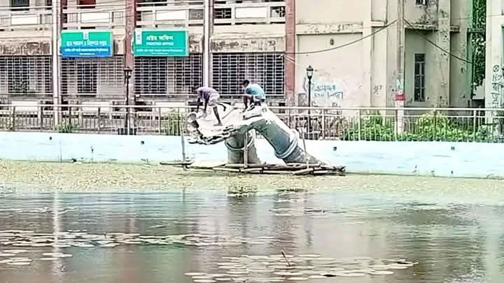ভেঙে ফেলা হচ্ছে কাজী নজরুল বিশ্ববিদ্যালয়ে ‘অঞ্জলি লহ মোর’ ভাস্কর্য