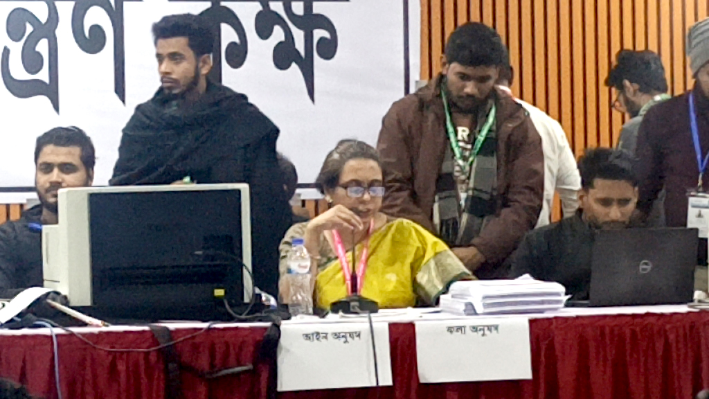 ৩৯টি কেন্দ্রের মধ্যে ১৮টি কেন্দ্রের ফলাফল ঘোষণা করেছে নির্বাচন কমিশন। ছবি: আজকের পত্রিকা