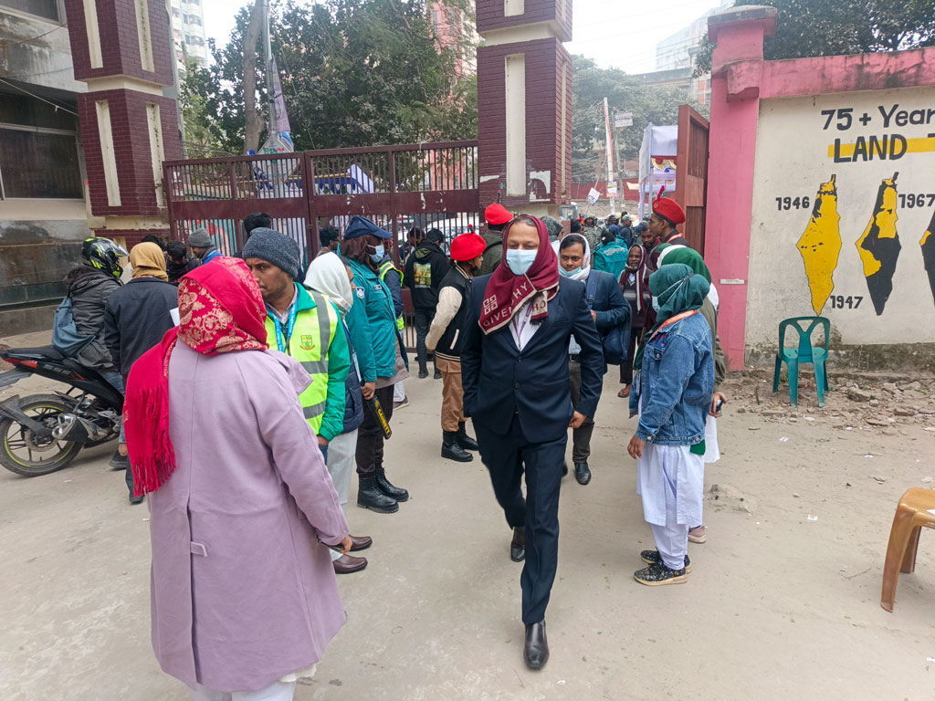 জকসু নির্বাচন উপলক্ষে আজ সকালে কড়া নজরদারিতে বিশ্ববিদ্যালয়ের শিক্ষক, কর্মকর্তা ও কর্মচারী এবং সাংবাদিকেরা ক্যাম্পাসে প্রবেশ করছেন। ছবি: আজকের পত্রিকা