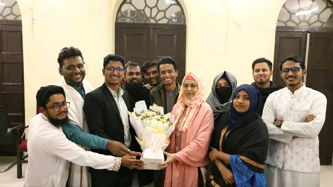 জকসু প্রতিনিধিদের ফুল দিয়ে বরণ করে নিল বিশ্ববিদ্যালয় প্রশাসন