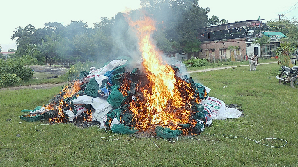 ভৈরবে অবৈধ চায়না দুয়ারি জালের গুদাম ও বেকারিতে অভিযান, লক্ষাধিক টাকা জরিমানা
