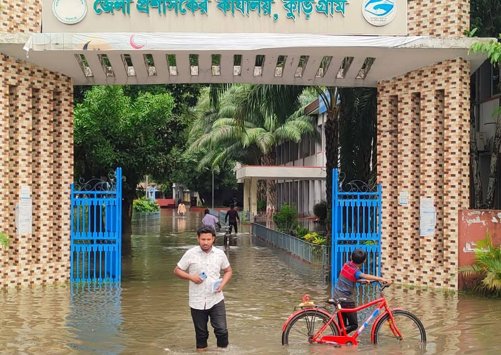 ভারী বৃষ্টিতে জলাবদ্ধ শহর, ভোগান্তি চরমে