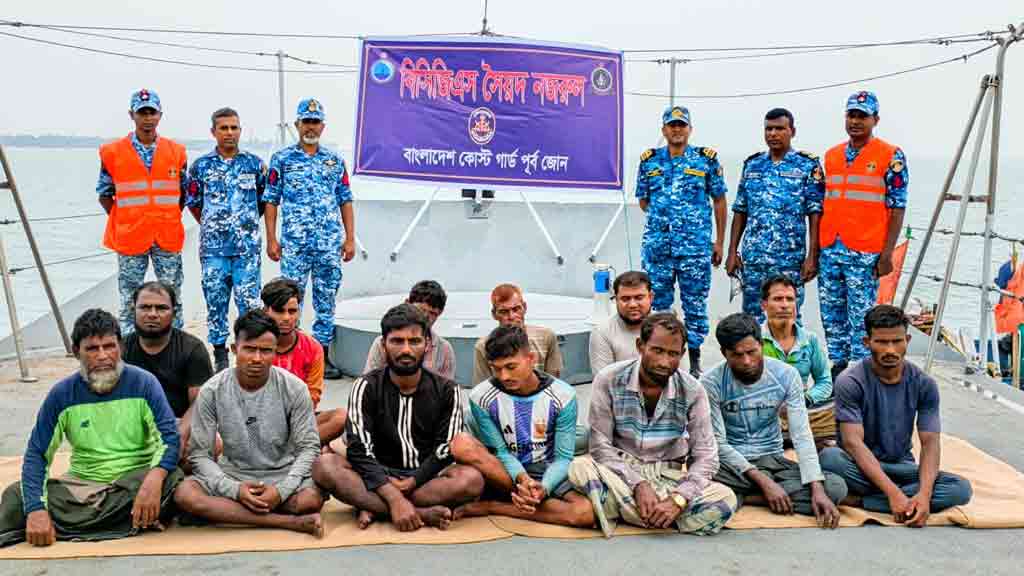 সেন্ট মার্টিনের দক্ষিণে বিকল মাছ ধরার নৌকাসহ ১৩ জেলেকে উদ্ধার