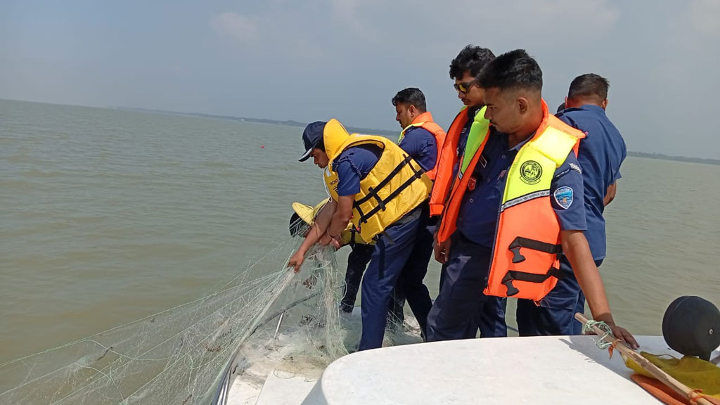 নিষেধাজ্ঞা অমান্য: চাঁদপুরে ইলিশ ধরায় ১১ দিনে ৬১ জেলে গ্রেপ্তার