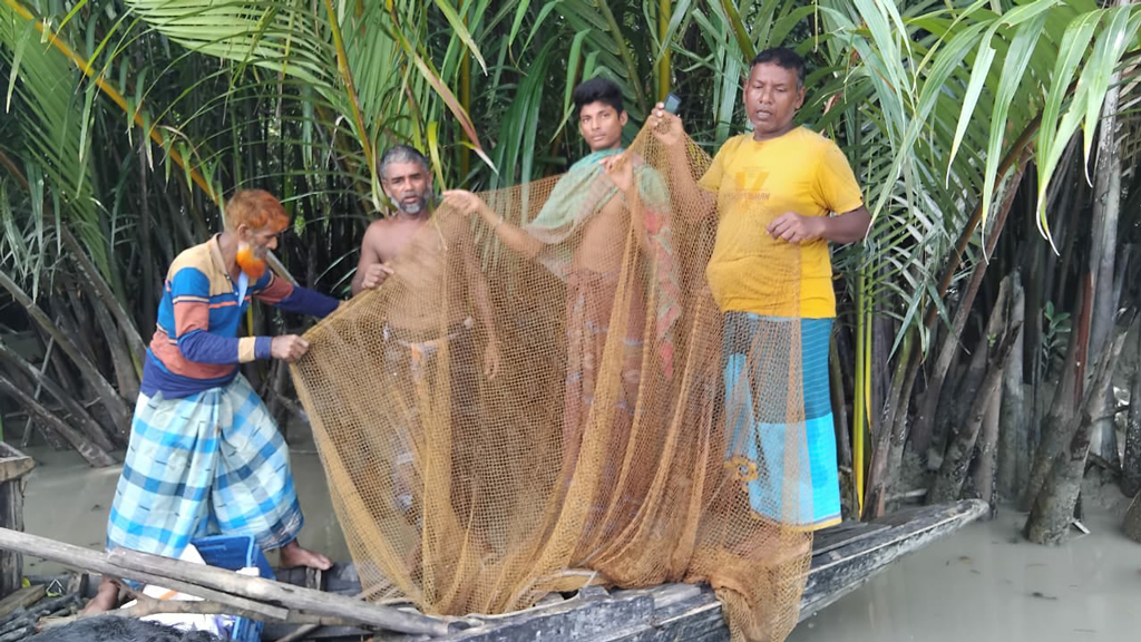 অবৈধভাবে মাছ ধরার অভিযোগে সুন্দরবনে ৪ জেলে আটক