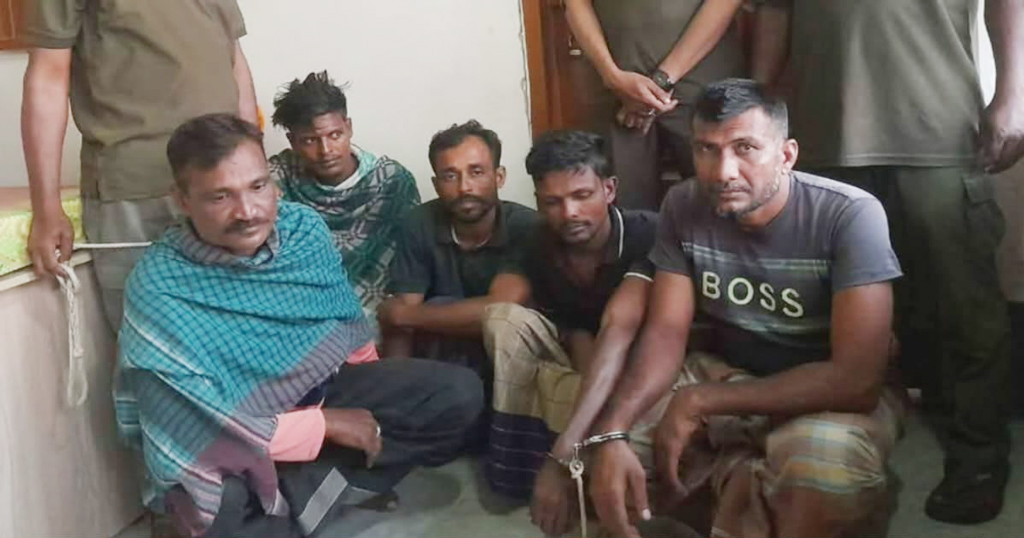 সুন্দরবনের খালে বিষ দিয়ে মাছ শিকার, ৫ জেলে গ্রেপ্তার