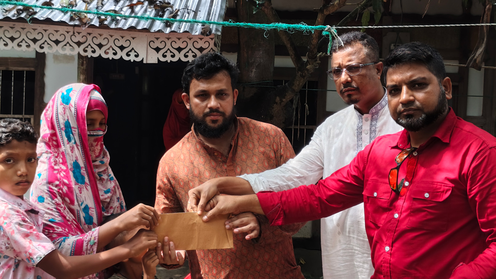 সাপের কামড় খাওয়া সেই জেলের মৃত্যু, অসহায় পরিবারের পাশে দাঁড়ালেন অনেকে
