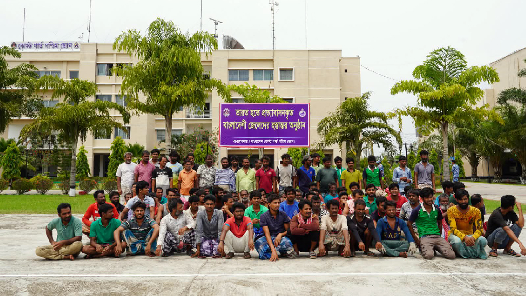 ভারতে আটক ৯১ বাংলাদেশি জেলেকে পরিবারের কাছে হস্তান্তর