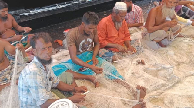 ভুয়াদের হাতে বরাদ্দের কার্ড, তালিকায় নেই ৩০% জেলে