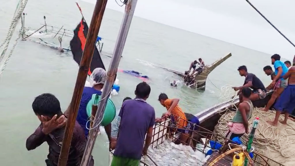 জলদস্যুরা ধাক্কা মেরে ডুবিয়ে দেয় ট্রলার, ২৪ ঘণ্টা সাগরে ভেসে ছিলেন ১৮ জেলে
