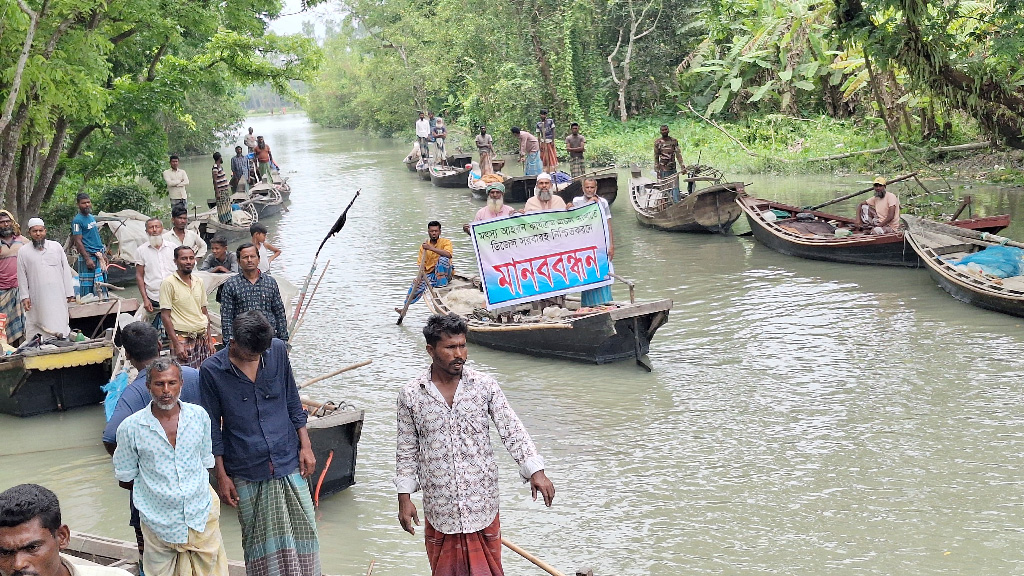 জ্বালানি তেলের দাবিতে বরগুনায় জেলেদের মানববন্ধন