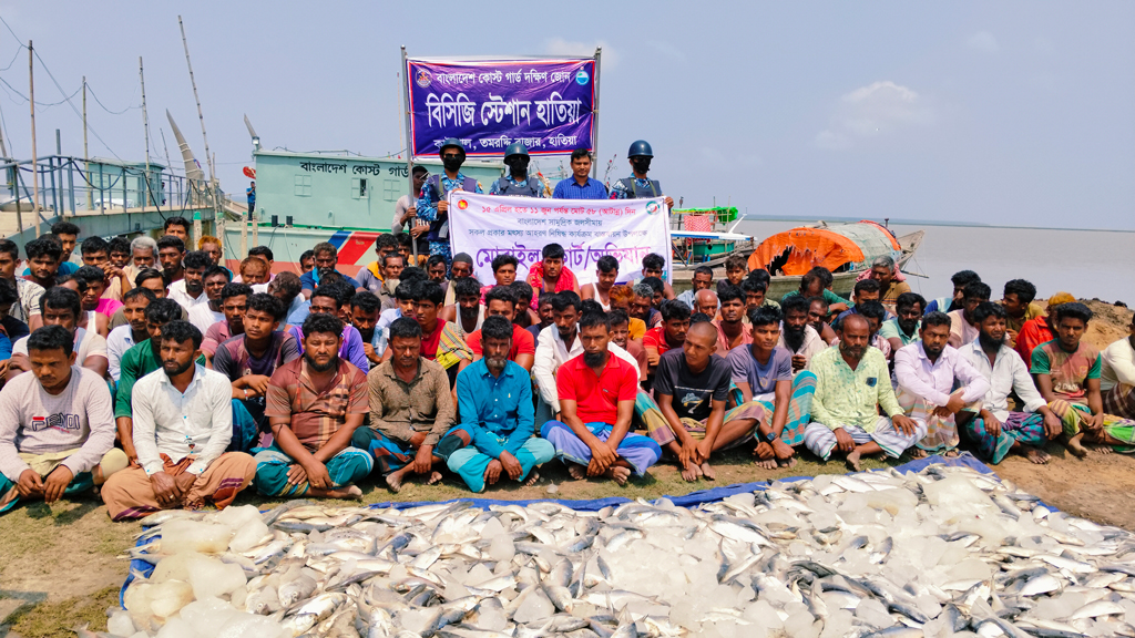 ৬১৫ কেজি ইলিশসহ ৯৩ জেলেকে আটক করল কোস্ট গার্ড