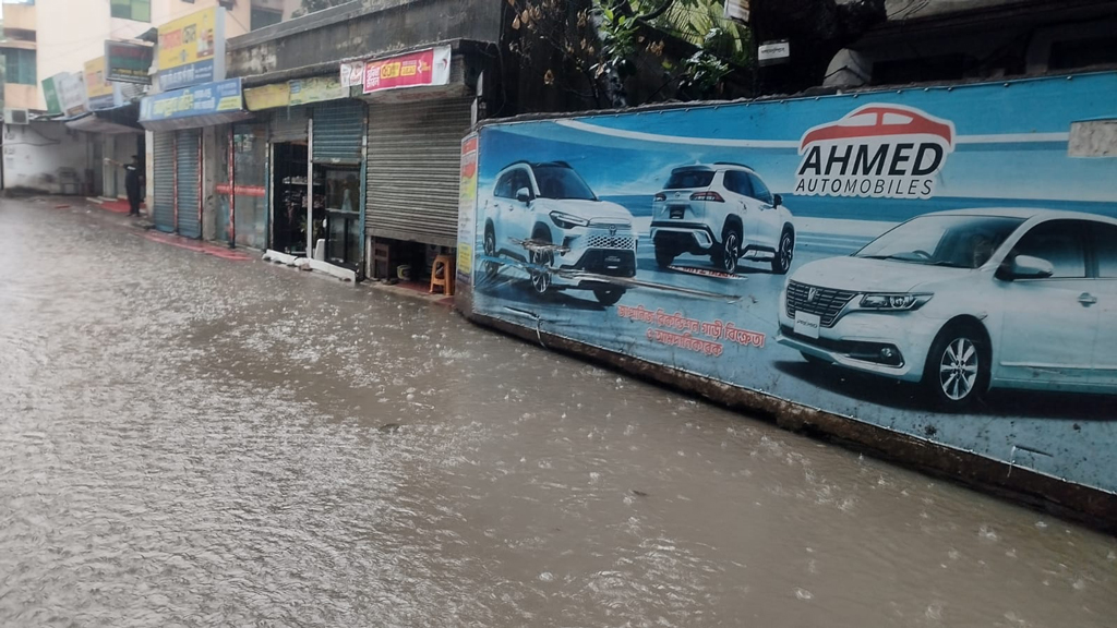 ফেনীতে এক ঘণ্টায় ১২৬ মিলিমিটার বৃষ্টি, শহরে জলাবদ্ধতা
