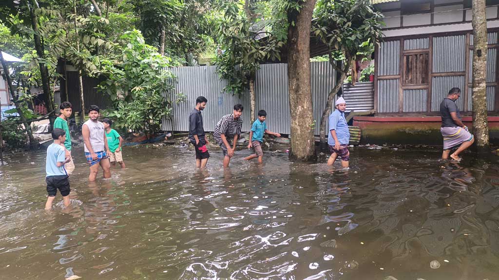 টানা বৃষ্টিতে জলাবদ্ধতা, দুর্ভোগে দুই গ্রামের ১০ হাজার বাসিন্দা