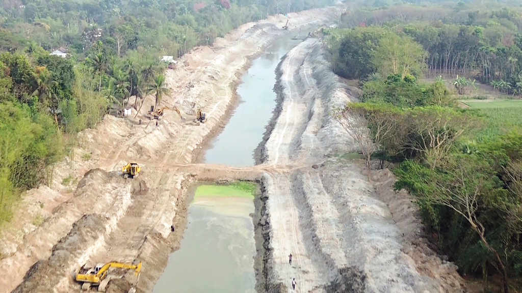 যশোরের ভবদহের জলাবদ্ধতা দূর করতে পুনঃখনন করা একটি নদী। তবু মুক্তি মেলেনি জলাবদ্ধতা থেকে। সম্প্রতি তোলা। ছবি: আজকের পত্রিকা