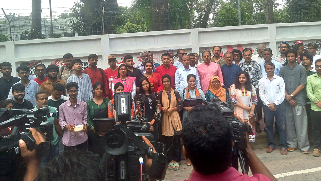 ঢাবিতে শুরু হলো ‘জুলাই গ্রাফিতি’ পুনর্লিখন