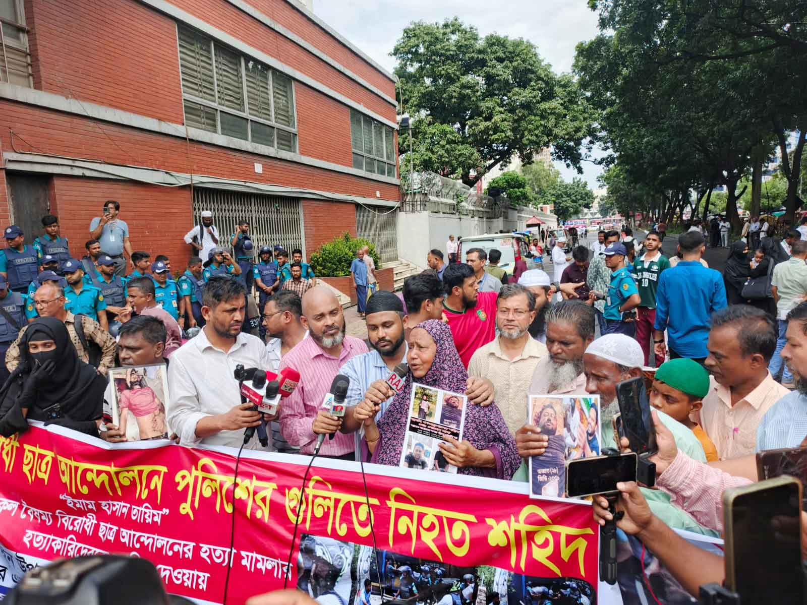 সচিবালয়ের সামনে জুলাই শহীদ পরিবার ও আহতদের বিক্ষোভ, আইন উপদেষ্টার পদত্যাগ দাবি
