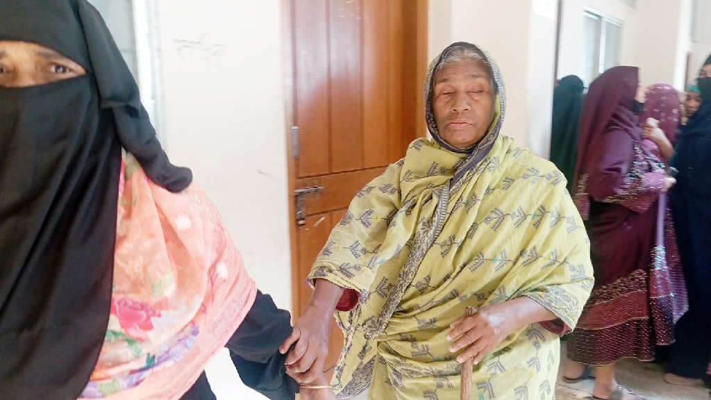 চোখে আলো নেই, তবু ভোটের পথে জোলেখা