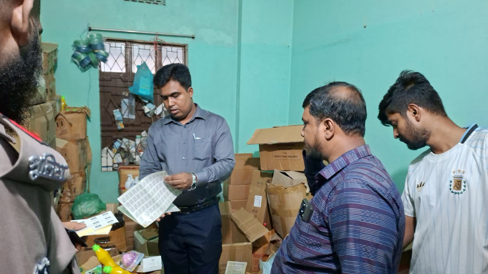 চাঁদপুরে কসমেটিকস ও শিশুদের পণ্যে স্টিকার জালিয়াতির অভিযোগে জরিমানা