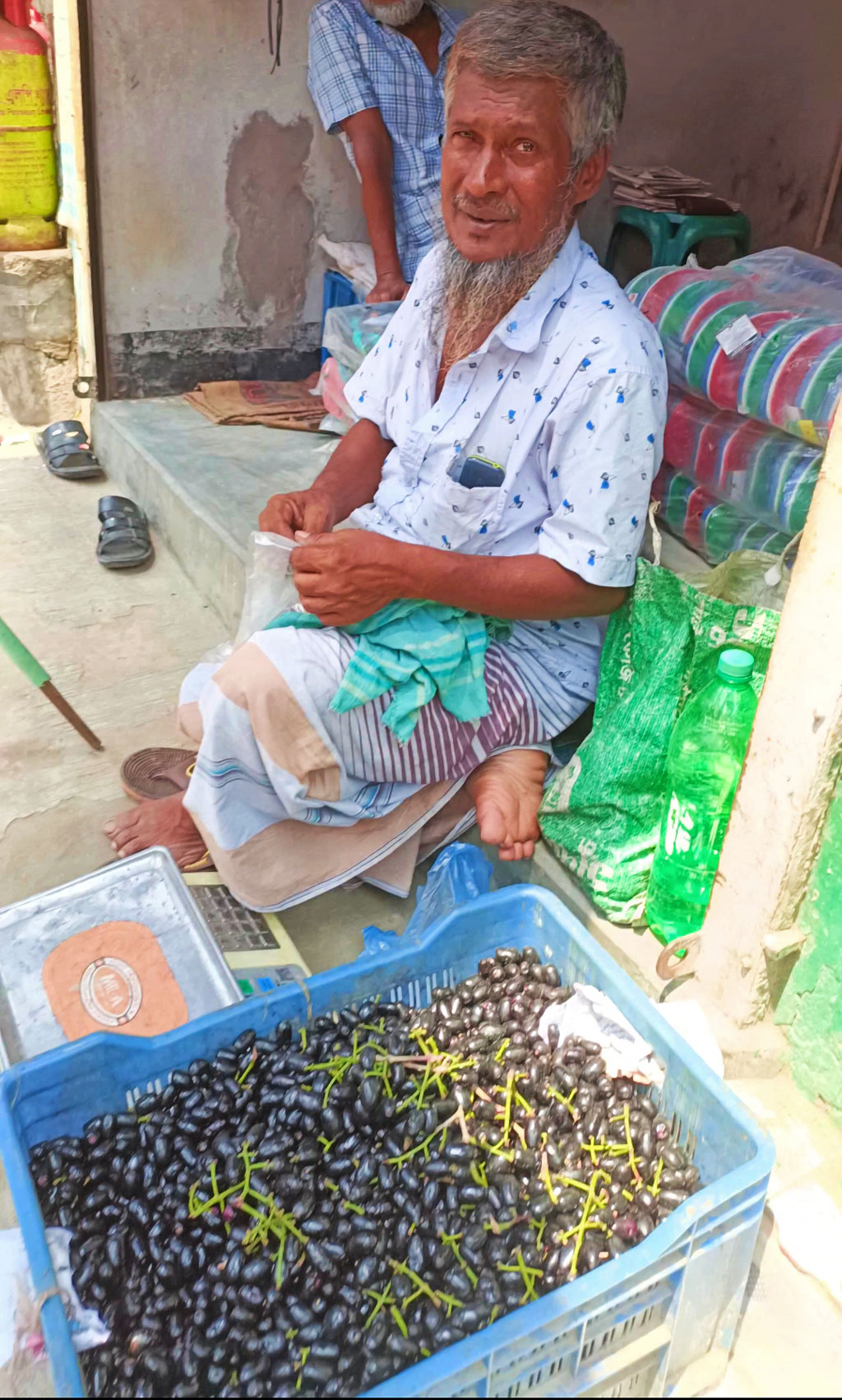 ঘিওর উপজেলাসহ মানিকগঞ্জের বিভিন্ন বাজারে টসটসে রসালো জাম উঠেছে। কেজিপ্রতি ২০০ টাকা করে এই ফল বিক্রি হচ্ছে। গ্রীষ্মকালীন ফলটি খেতে যেমন মজাদার, তেমনি পুষ্টিকর। আজ মঙ্গলবার দুপুরে মানিকগঞ্জ শহরের কাঁচাবাজার থেকে ছবিগুলো তোলা। ছবি: আব্দুর রাজ্জাক