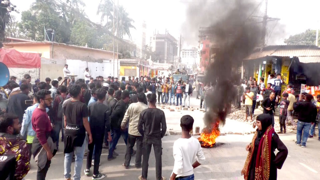 জামালপুরে বৈষম্যবিরোধীদের সড়ক অবরোধ