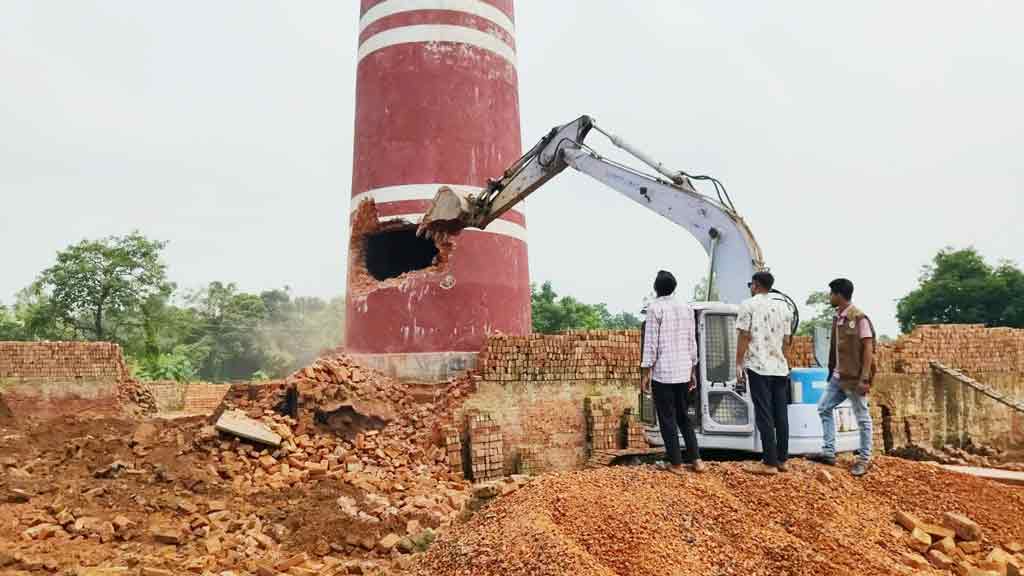 জামালপুরে ইটভাটার চিমনি গুঁড়িয়ে দিল প্রশাসন