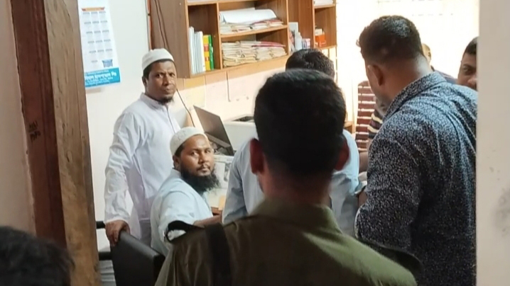 সরকারি কর্মচারীকে মারধরের অভিযোগ যুবদল নেতার বিরুদ্ধে, পাল্টা অভিযোগ ঘুষ গ্রহণের