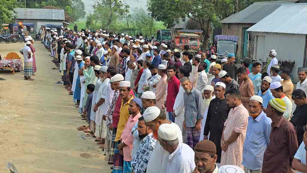 ময়মনসিংহে সড়ক দুর্ঘটনা: একই পরিবারের চারজনের দাফন, এলাকায় শোকের ছায়া