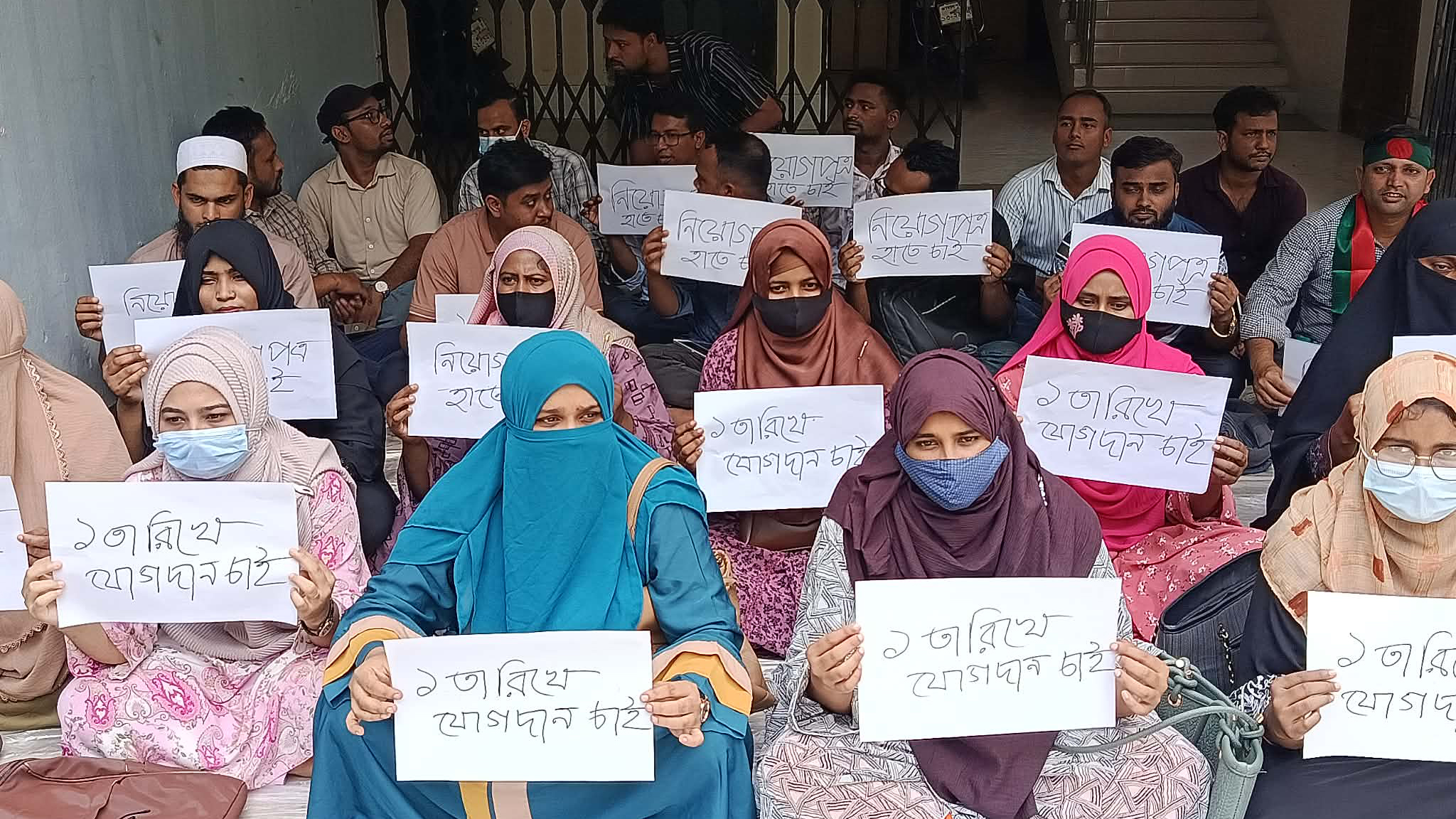 ‘চাকরিটা পেলে ভ্যানচালক বাবার সংসারের হাল ধরব’