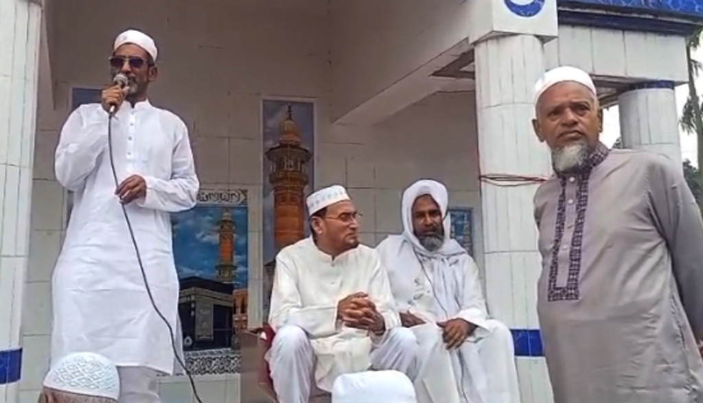 বিএনপির এমপির পাশে দাঁড়িয়ে ঈদগাহে বক্তব্য দিলেন একাধিক মামলার আসামি আ.লীগ নেতা