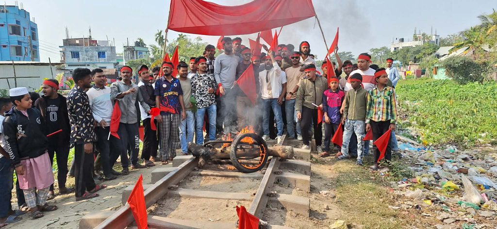 পৌর ছাত্রদলের কমিটি বাতিলের দাবিতে জামালপুরে রেলপথ অবরোধ