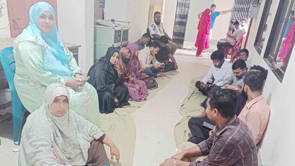 ‘না খেয়ে মরব, তবু নিয়োগপত্র ছাড়া ফিরব না’ অনশনে প্রাথমিকে নিয়োগপ্রত্যাশীরা