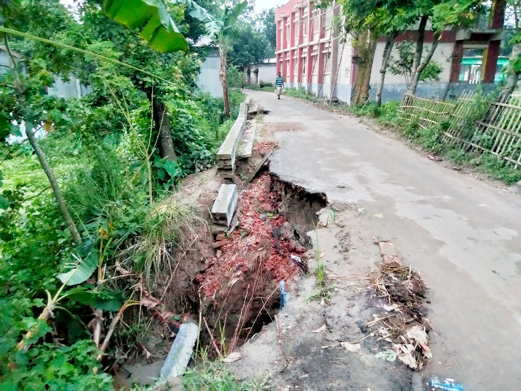 মেয়াদ শেষ হলেও শেষ হয়নি সড়ক মেরামতের কাজ, ভেঙে পড়েছে স্লোপ ড্রেন