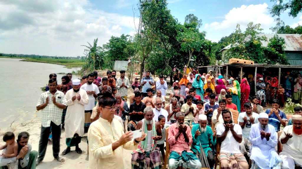 ইসলামপুরে নদীভাঙন থেকে রক্ষা পেতে মোনাজাত ও মানববন্ধন