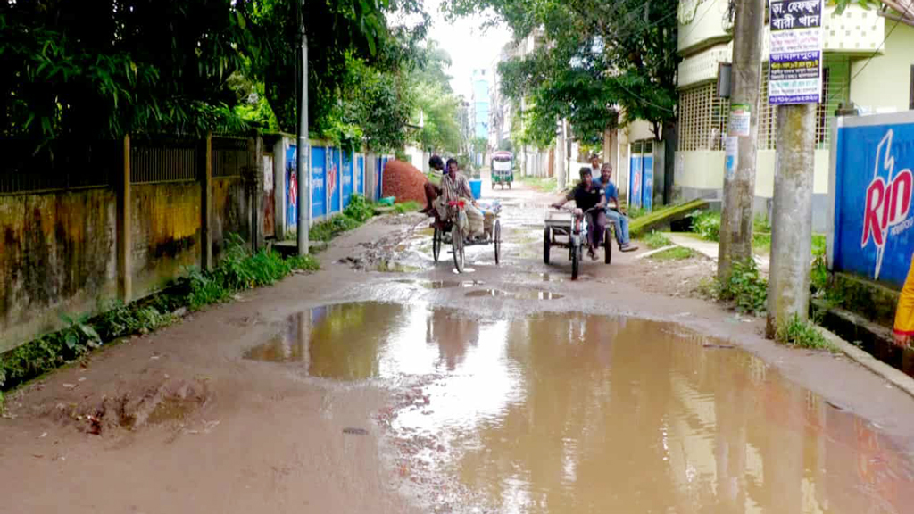জামালপুর পৌরসভার রাস্তাঘাট বেহাল, চরম দুর্ভোগে পৌরবাসী