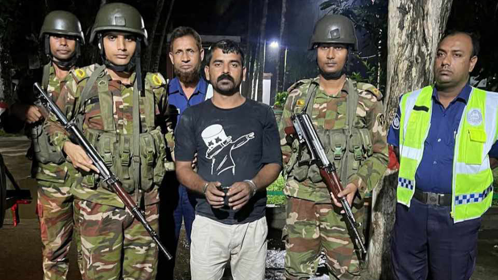 চাঁদাবাজির টাকাসহ স্বেচ্ছাসেবক দল নেতা গ্রেপ্তার