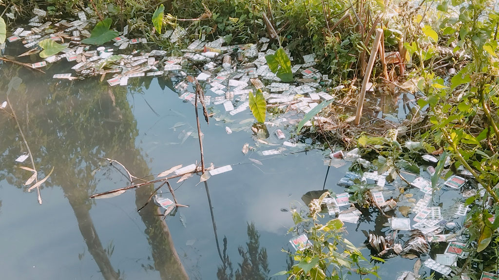 ডোবার পানিতে ভাসছে সরকারি ওষুধ, তদন্ত কমিটি গঠন