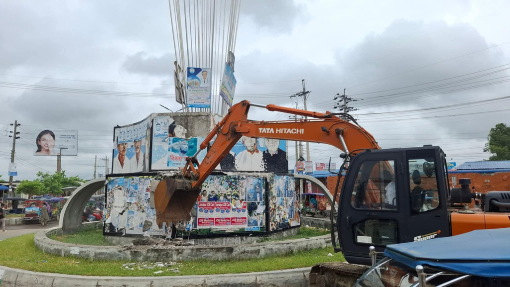 গুঁড়িয়ে দেওয়া হলো মির্জা আজম চত্বরের স্থাপনা, নির্মাণ করা হবে জুলাই স্মৃতিস্তম্ভ