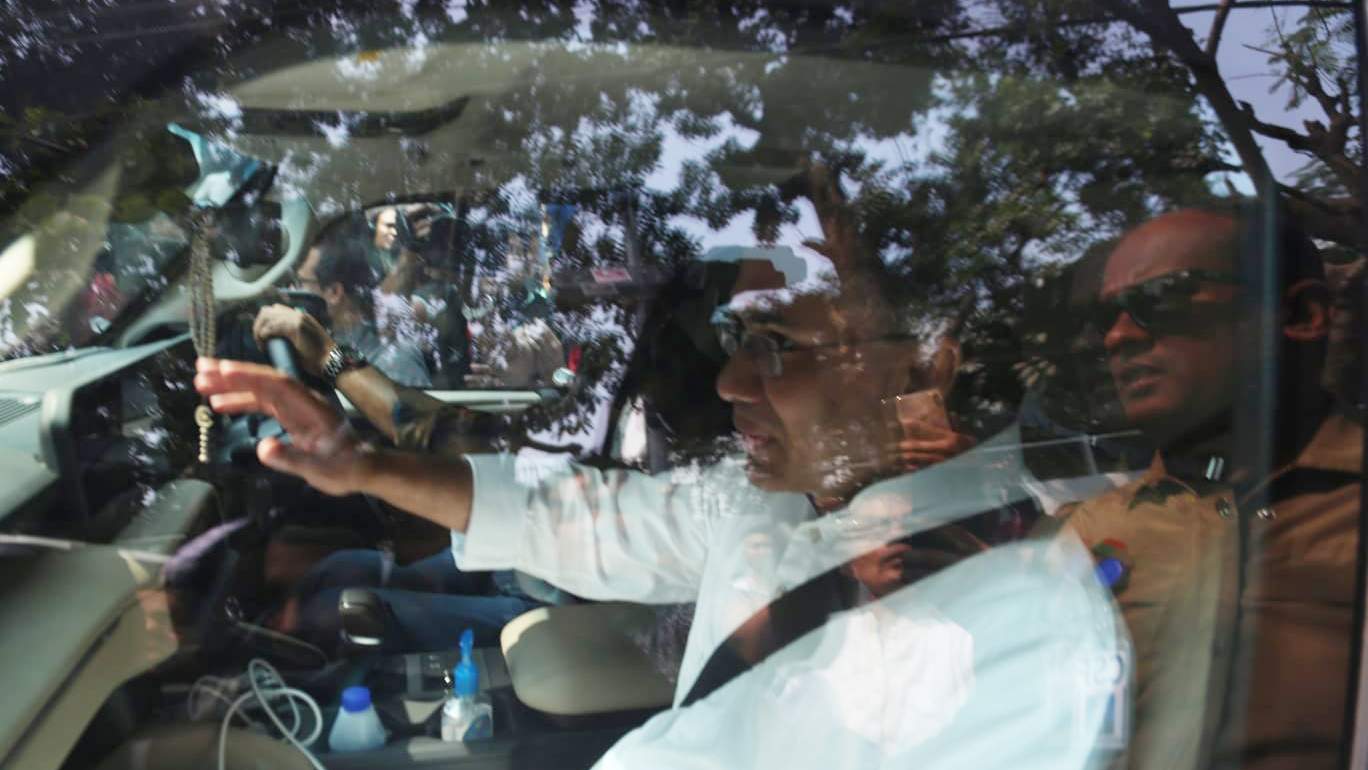 ‘আমার জন্য দোয়া করবেন’ জুমার নামাজে যাওয়ার পথে তারেক রহমানের কুশলবিনিময়